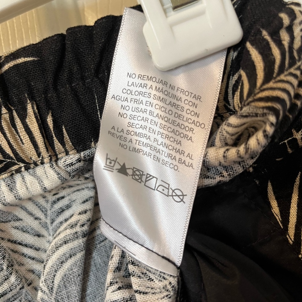 Ellen Tracy Monochrome Leaf Pattern Skort. Size M - image 5